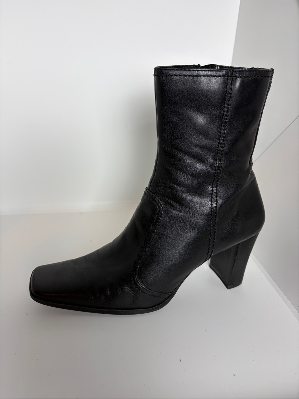 Bandolino Mid-Calf Block Heel Square Toe Boots in Black Leather; Size 8 M